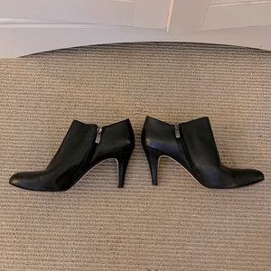 VINCE CAMUTO Black Leather Zip-Up Ankle Booties, Size 9.5 — GUC